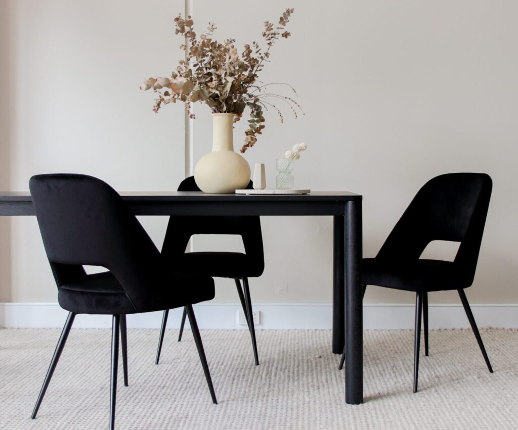 Minimalistischer Esstisch mit Stühlen