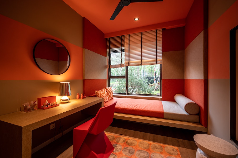 gemütliches schlafzimmer in warmen rot