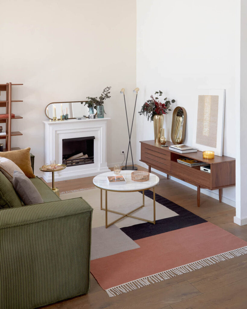Wohnbereich mit Sofa, Couchtisch und Lowboard