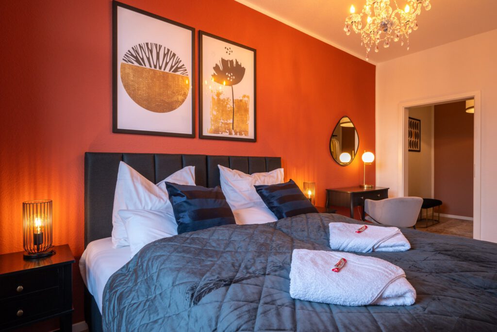 Schlafzimmer in Ferienwohnung mit rostroter Wandfarbe
