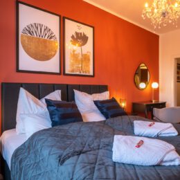 Schlafzimmer in Ferienwohnung mit rostroter Wandfarbe