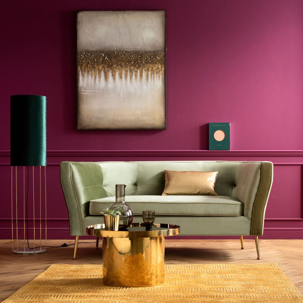 Wohnzimmerwand violett gestalten