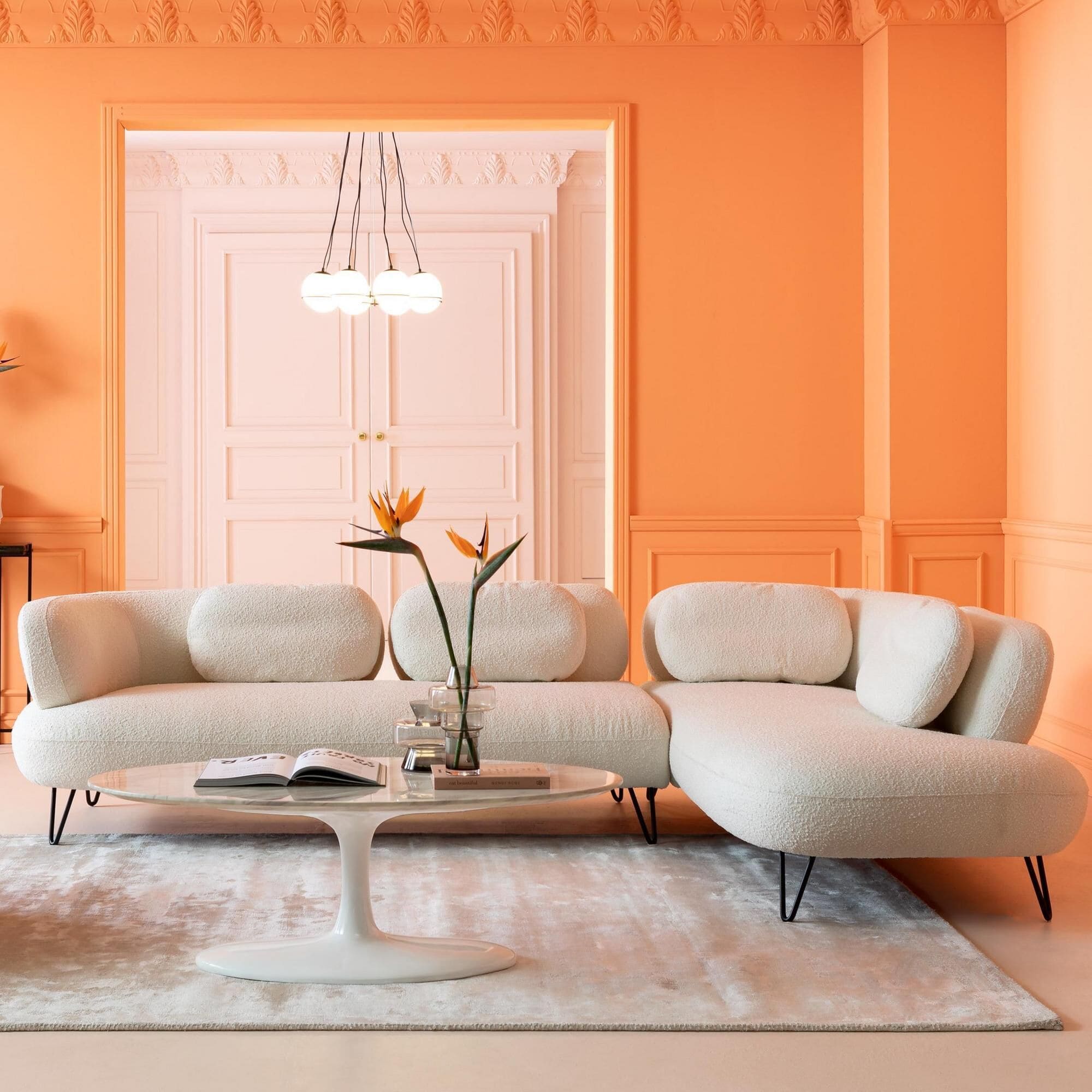 Orangene Wandgestaltung im Wohnzimmer