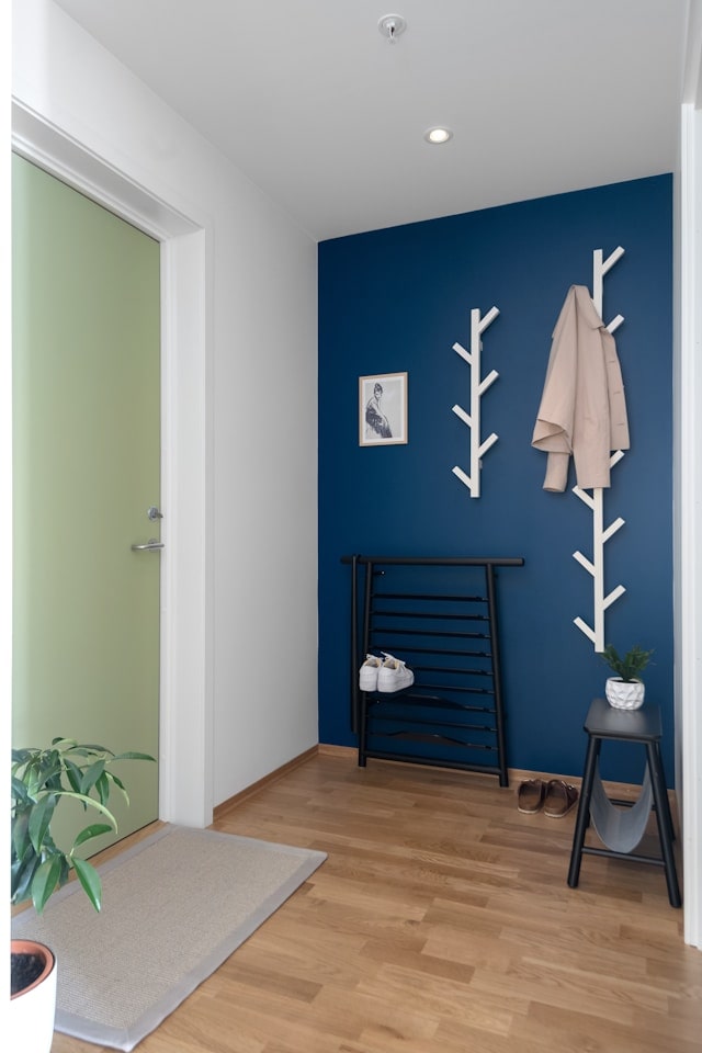 blaue Flurwand und grüne Tür