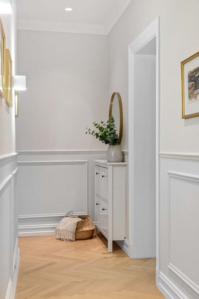 Zierleisten im weißen Flur