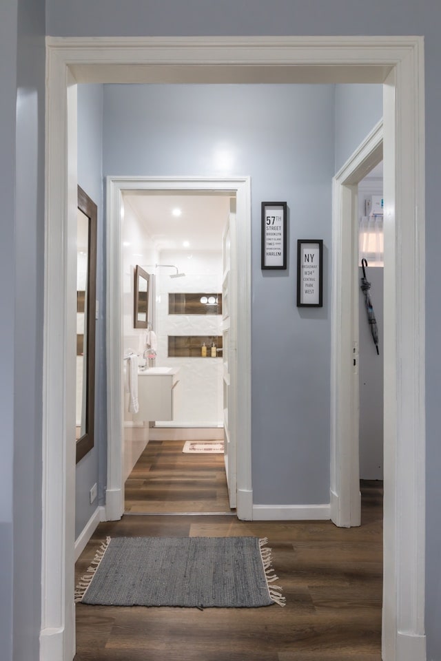 Wände im Flur hellblau streichen