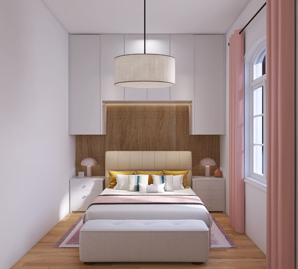 Kleines, helles Schlafzimmer mit beleuchteter Akzentwand aus Holz und viel Stauraum mit Hängeschränken