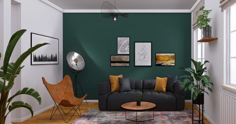 Altbau-Wohnzimmer mit hohen Wänden und dunkelgrüner Akzentwand