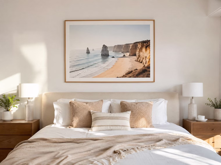 helles schlafzimmer mit dekokissen und Wandbild als deko