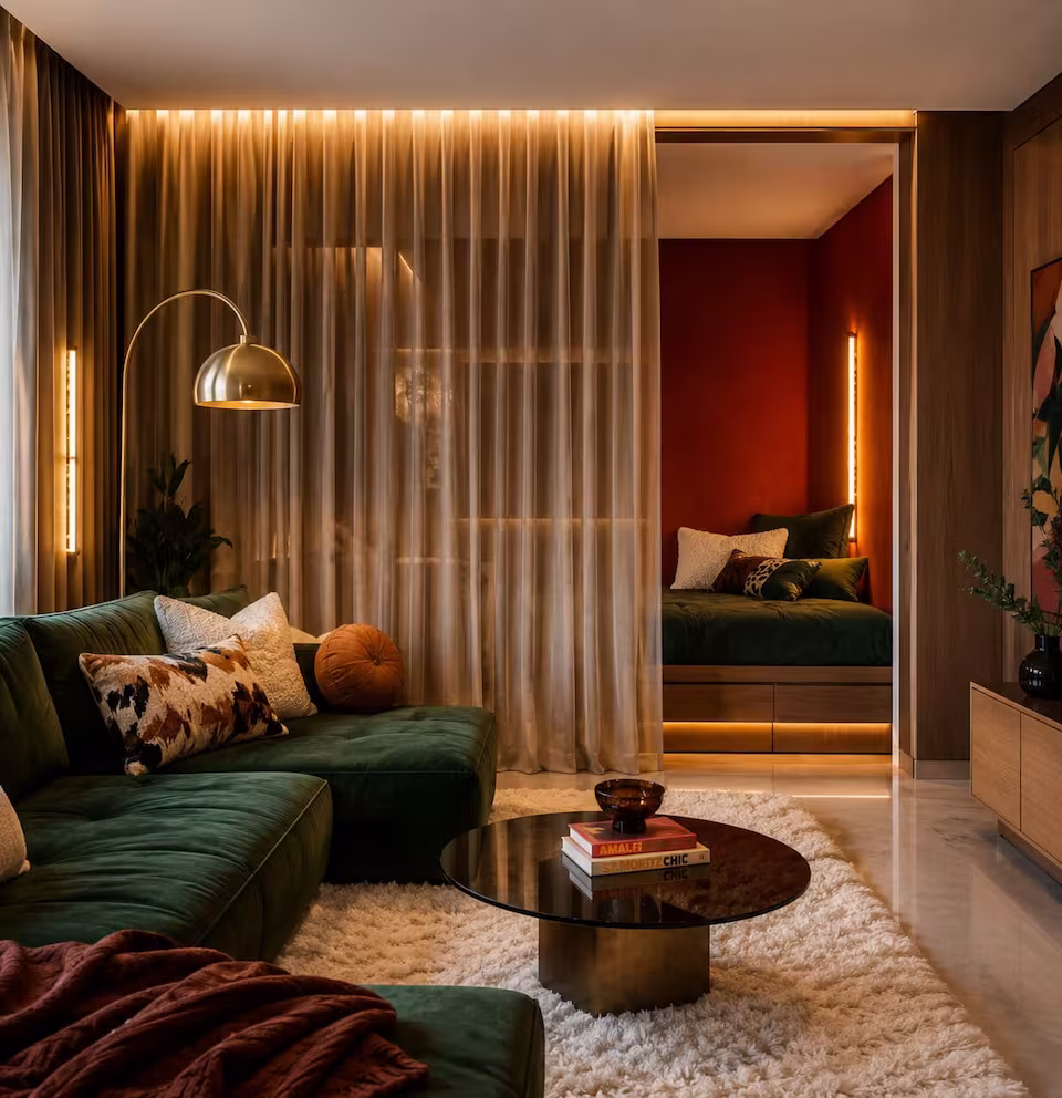 modernes, stylisches studio-apartment mit vorhang als abgrenzung zum schlafbereich
