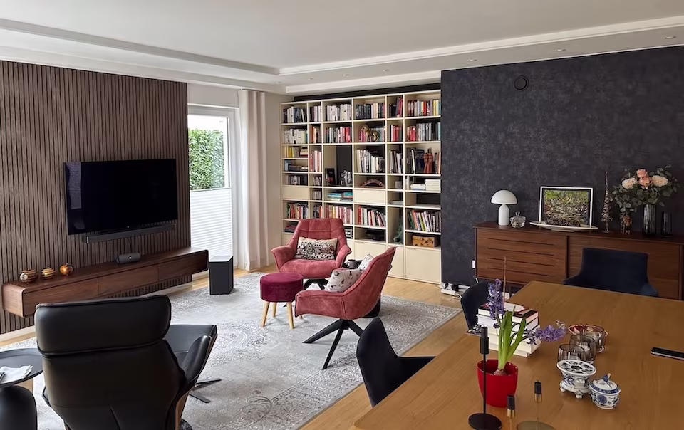Wohnzimmer Wandgestaltung mit Tapete und Akustikpaneelen