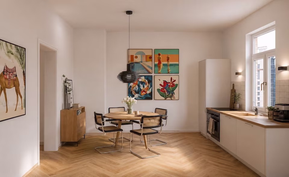 Altbau-Wohnküche im reduzierten Skandi Stil mit Retro-Freischwingern und vielen Bildern an den Wänden