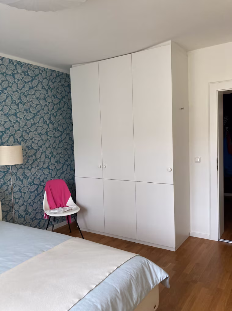 Ein nach Feng Shui gestalteter Schlafbereich in Blau und Weiß
