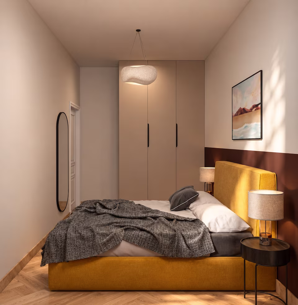 Schlafzimmer mit hoher Decke, gelbem Polsterbett und zweifarbiger Wandgestaltung in Beige und Braun